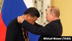 Володимир Путін вручає очільнику КНР Сі Цзіньпіну орден Святого апостола Андрія Первозванного