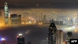 Кытай.  Гонконгдун Виктория портунун үстү. 15-март 2010