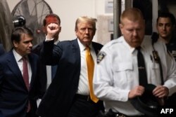 Колишній президент США та кандидат у президенти від Республіканської партії Дональд Трамп прибуває на судовий процес у кримінальному суді Мангеттена в Нью-Йорку. 29 травня 2024 року