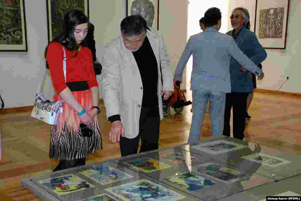 Посетители рассматривают иллюстрации Евгения Сидоркина к книге&nbsp;&laquo;Казахский эпос&raquo;.