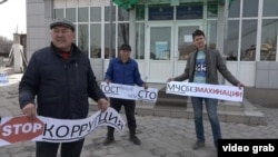 ӨКМдин имаратынын алдында тендерге нааразы болуп чогулгандар. 