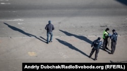 Поліція патрулює вулиці в Оболонському районі міста Києва, 24 березня 2020 року