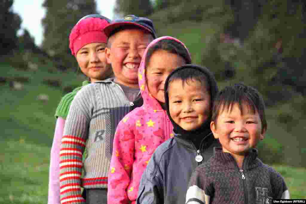 Голливуд жылмаюусун көлөкөдө калтырган тоо жылдыздары.