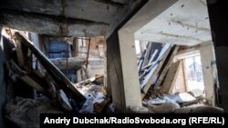 Разбитый Агроинститут в поселке на передовой