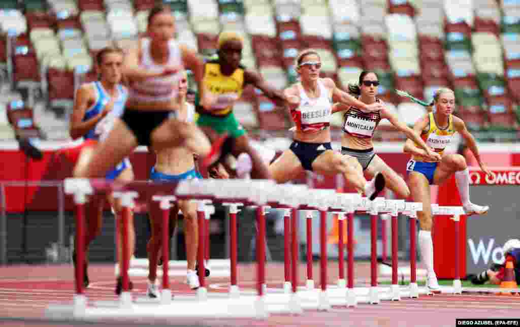 Українка Анна Рижикова (праворуч) під час забігу на 400 метрів з бар&#39;єрами серед жінок. Токіо, 31 липня 2021 року