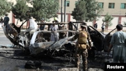 Сотрудники афганских сил безопасности на месте взрыва, прогремевшего в салоне автобуса. Кабул, июнь 2021 года 