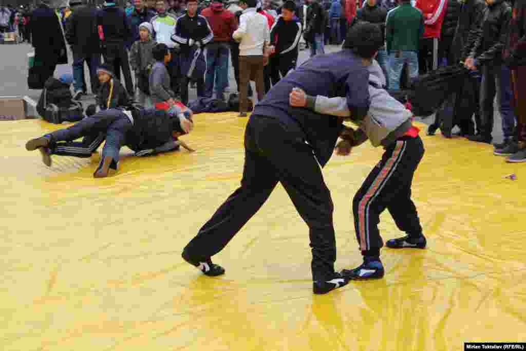 Кыргызстан. На Старой площади Бишкека городские власти организовали соревнования по национальным видам борьбы