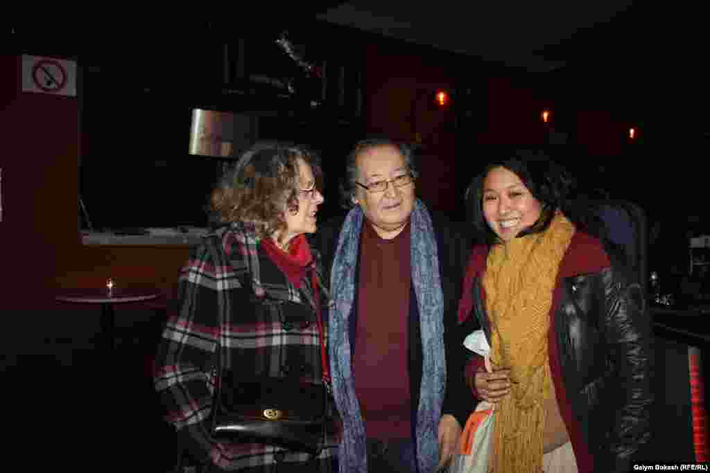 Дюссельдорф музыка мектебінің студенті Нинай (оң жақта) &quot;Көшкін&quot; музыкалық үнсіздікке тұнып тұр&quot; деген пікір айтты.