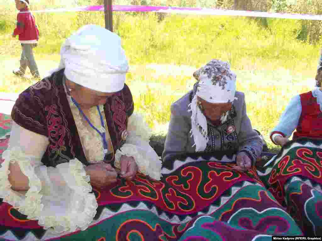 Фестивалдын алкагында &nbsp;мастер-класстар менен ар кандай конкурстар өтүп, ага жергиликтүү жеке ишкерлер демөөрчүлүк кылышты.