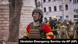 Рятувальники розбирають завали після удару РФ по Сумах, 13 квітня 2025 року