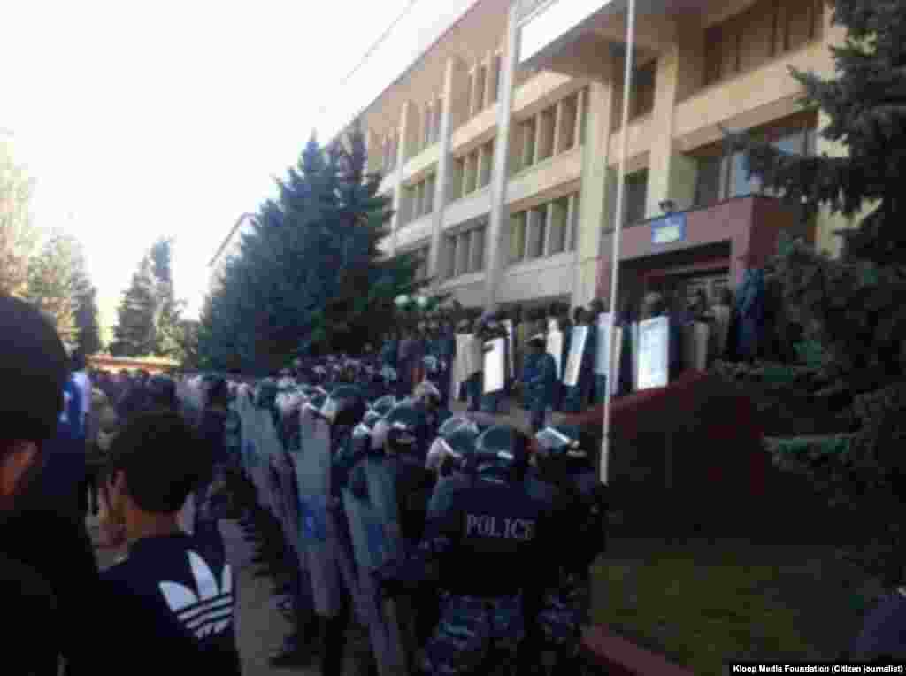 На площади Каракола митингуют около 300 недовольных меморандумом, подписанным между правительством КР и канадской компанией Centerra Gold Inc. Среди есть 50-60 конников