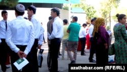 Граждане Туркменистана ожидают очереди в госучреждение. Туркменистан (Иллюстративное фото)