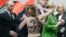 Активистка движения Femen проводит акцию против политики президента России Владимира Путина. Путин - крайний слева. Ганновер, 8 апреля 2013 года.