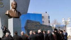 Türkmenabatda Yslam Karimowyň ýadygärliginiň öňünde surata düşmek gadagan edilýär