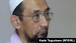 Житель Алматы подсудимый 45-летний Сакен Тулбаев, обвиняемый в разжигании религиозной розни и в участии в запрещенной религиозной организации. Алматы, 27 мая 2015 года. 