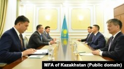 Глава МИД Казахстана Мурат Нуртлеу проводит встречу с руководителями Harvest Group. МИД опубликовал это фото 1 июля 2025 года