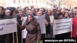 «Նաիրիտ»-ի աշխատակիցները կառավարության շենքի առջև բողոքի ցուցյի ժամանակ, արխիվ
