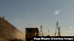 Машины везут руду с карьера "Интернациональный" на обогатительную фабрику №3 в Мирном. Фото: Марина Сычева