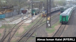 Железнодорожная станция "Бишкек-2", Бишкек, 20 апреля 2012 года.