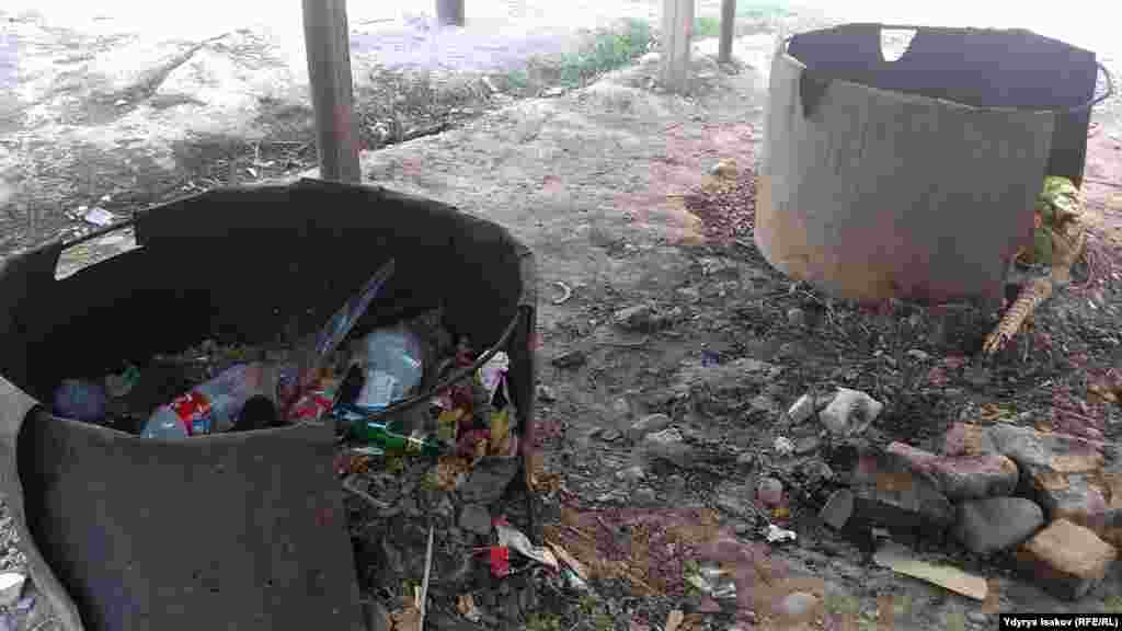 Оштогу ички мигранттар жашаган көп кабаттуу жатаканалардын короосунда ушундай жупуну бастырмада чоң очоктор бар. Бул жерде конок тоскон маалда тамак даярдашат.