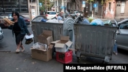 В городе катастрофически не хватает мусорных урн, а за день большинство из них переполняется так, что прохожим приходится оставлять мусор рядом с баками