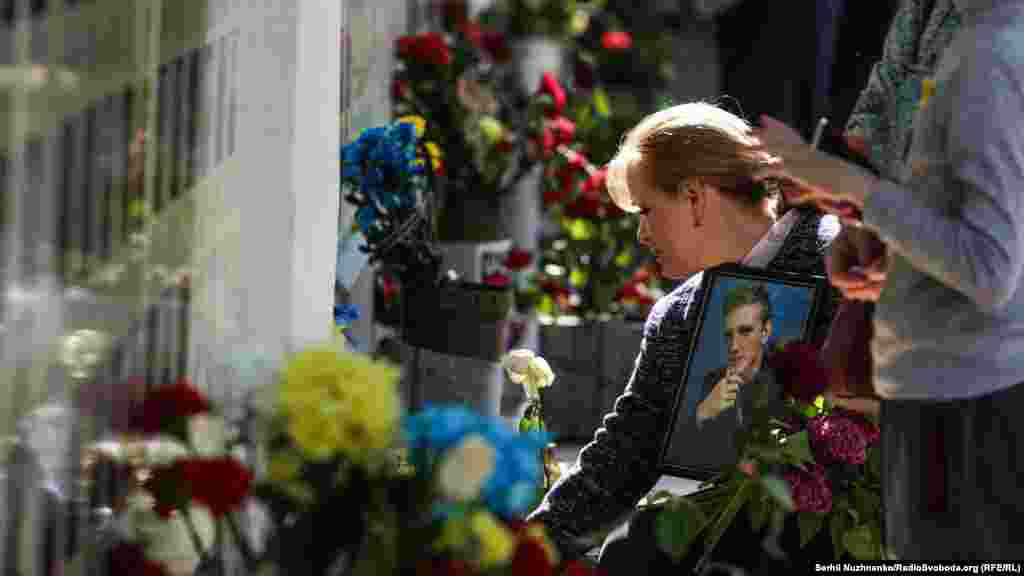 Учасниці ходи поклали квіти і поставили лампади до &laquo;Народної Стіни Пам&rsquo;яті&raquo;