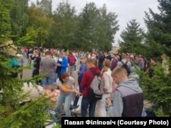 Каля турмы ў Жодзіне (фота з уласнага архіву Паўла)