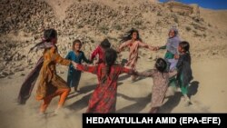 در افغانستان و در شمار دیگر از کشور ها ملیون ها کودک در بسیاری از مواقع از بازی های طفلانه و فراگیری درس محروم مانده اند