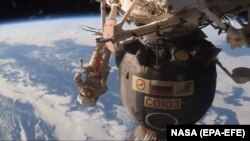 Російські космонтавти виходять у відкритий космос для обстеження обшивки капсули