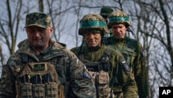 Ukrainanyň 28-nji brigadasynyň esgerleri 27-nji martda Bahmutyň golaýynda ýerleşýän uruş liniýasyndaky pozisiýalarynda durýarlar.