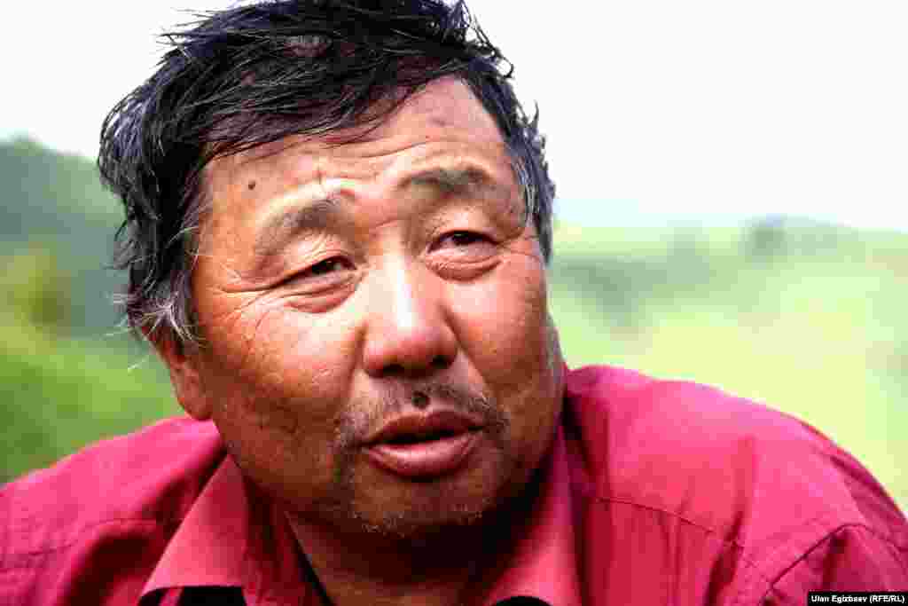 Дөңгөлөктүү мончонун ээси Эрнис Ыманов малчылардын акчасын кантип кагып кетсем экен деп ойлонуп жаткан убагы...&nbsp;