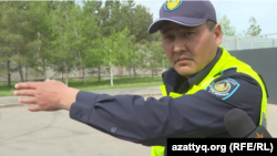 Сотрудник полиции говорит, что корреспонденты Азаттыка должны покинуть прилегающую к «конюшне президента» территорию. Астана, 28 апреля 2025 года