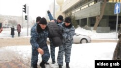 Задержания граждан перед предполагаемым митингом на фоне заявлений активистов о недоверии официальной версии смерти гражданского активиста Дулата Агадила в стенах столичного СИЗО. Нур-Султан, 27 февраля 2020 года.