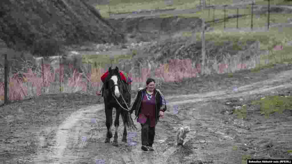 Бул Кашка-Суу айылынын тургуну Астра. Ал үй-бүлөсү менен айылдан алысыраак, тоо тарапта жашайт. Төрт баласы бар.&nbsp;