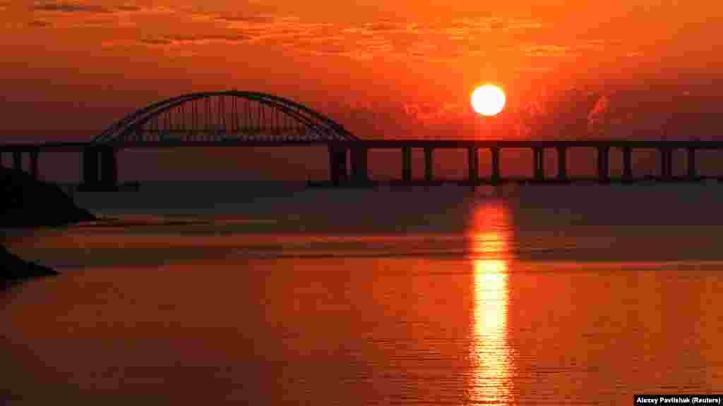 Захід сонця з краєвидом на Керченський міст, квітень 2019 року