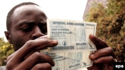 На валютном рынке за новую купюру в 100 миллиардов зимбабвийских долларов не дадут ни одного американского.