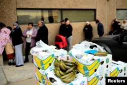 Очередь за бесплатными продуктовыми наборами в Коммерс-Сити, Колорадо. 31 октября 2025 года