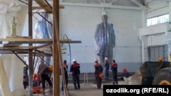 Готовые памятники Исламу Каримову. Фото: AsiaTerra.