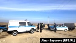  Казахстан – Полиция оцепила место крушения пассажирского самолета в районе села Саин Шапагатов. Мангистауская область, 26 декабря 2024 г.