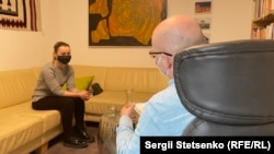 Чеська державна страхова компанія оплачує 10 сеансів терапії. Зустрічі проходять як онлайн, так і особисто