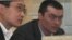 Олег Евлоев (справа) на скамье подсудимых. Астана, 31 марта 2009 года.