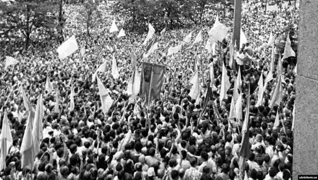 АРХІВНЕ ФОТО.&nbsp;Підняття українського національного прапора на прапорній щоглі біля будинку Київської міської ради на Хрещатику. Київ, 24 липня 1990 року