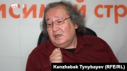 Режиссер и оппозиционный политик Болат Атабаев во время онлайн-конференции на сайте радио Азаттык. Алматы, 13 июня 2012 года.  