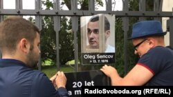 Պրահայում ՌԴ դեսպանատան առջև ցուցարարները պահանջում են ազատ արձակել Օլեգ Սենցովին, արխիվ 