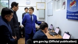 Премьер-министр Сапар Исаков знакомится с деятельностью Департамента регистрации транспортных средств и водительского состава при ГРС, 6 февраля 2018 г.