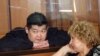 Адвокат  Светлана Мурзина (справа) совещается со своим подзащитным Алдаяром Исманкуловым.  Алматы, 6 июня 2011 года. 