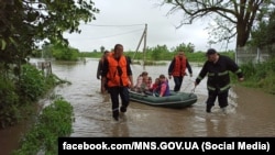 Рятувальні роботи в селі Кропивник Калуського району Івано-Франківської області