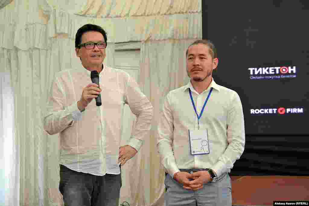 Председатель жюри кинорежиссер Рашид Нугманов (слева) и директор фестиваля Ануар Кенжебаев объявляют &laquo;Байконур&raquo; открытым. Позже Ануар рассказал, что две недели назад у организаторов не было никакого бюджета и не на что было делать статуэтки и дипломы. Но помогли неравнодушные люди &ndash; друзья, знакомые. Длинный список их фамилий был зачитан на церемонии награждения.