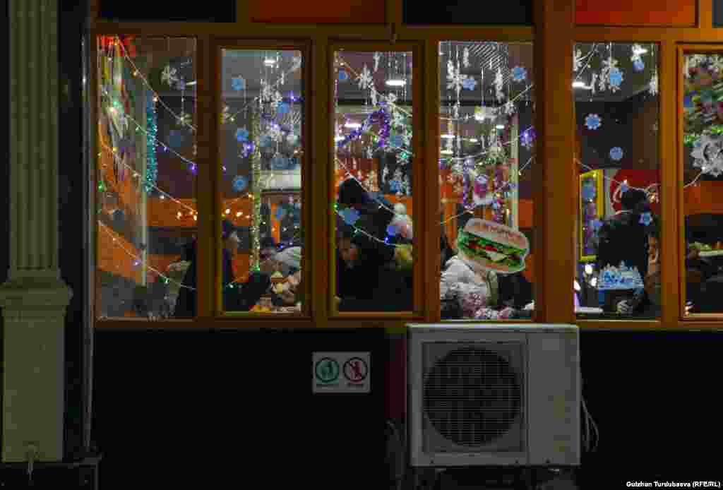 Жаңы жылды үй-бүлө менен, жакын адамдардын айланасында тосконго эмне жетсин...