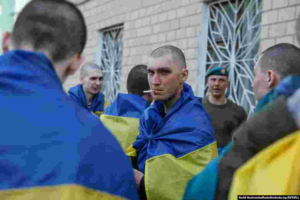 Перша цигарка після повернення з російського полону